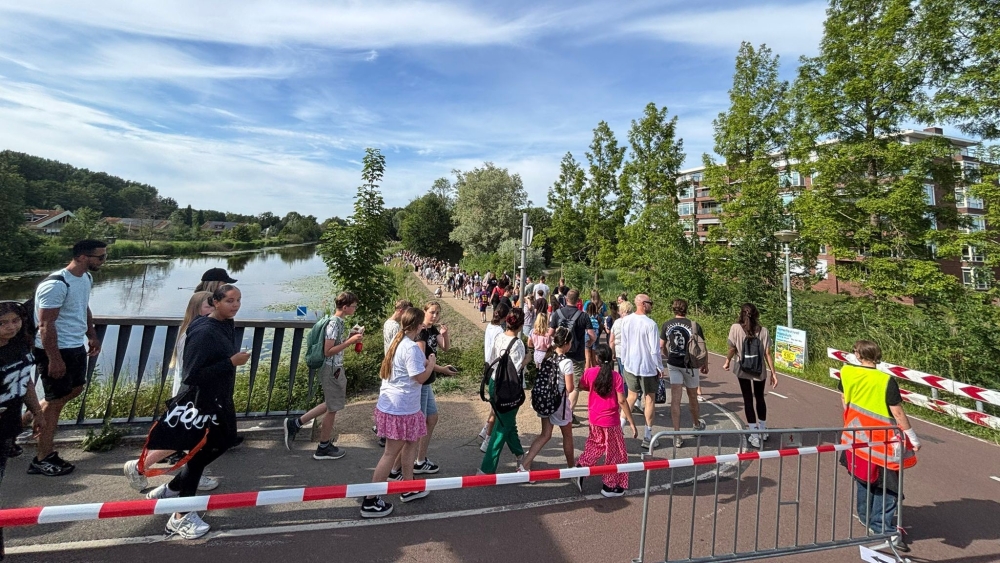 Duizenden waterflessen uitgedeeld: Vlaardingse avondvierdaagse van start