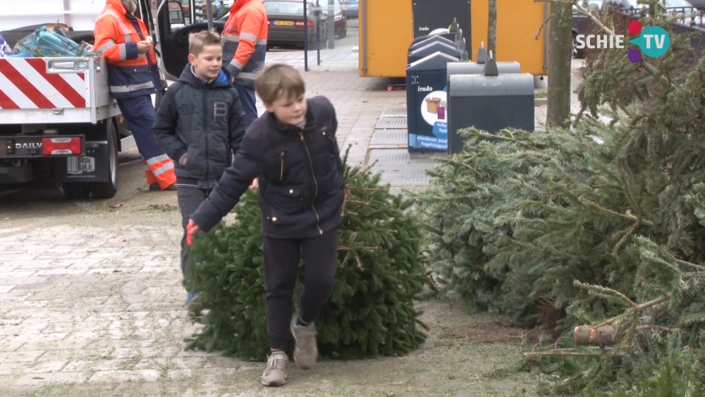 Zeulen met kerstbomen en zakken vuurwerkafval voor een zakcentje