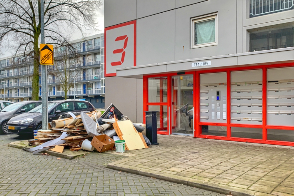 Buurt baalt van enorme berg huisraad op het Johann Straussplein