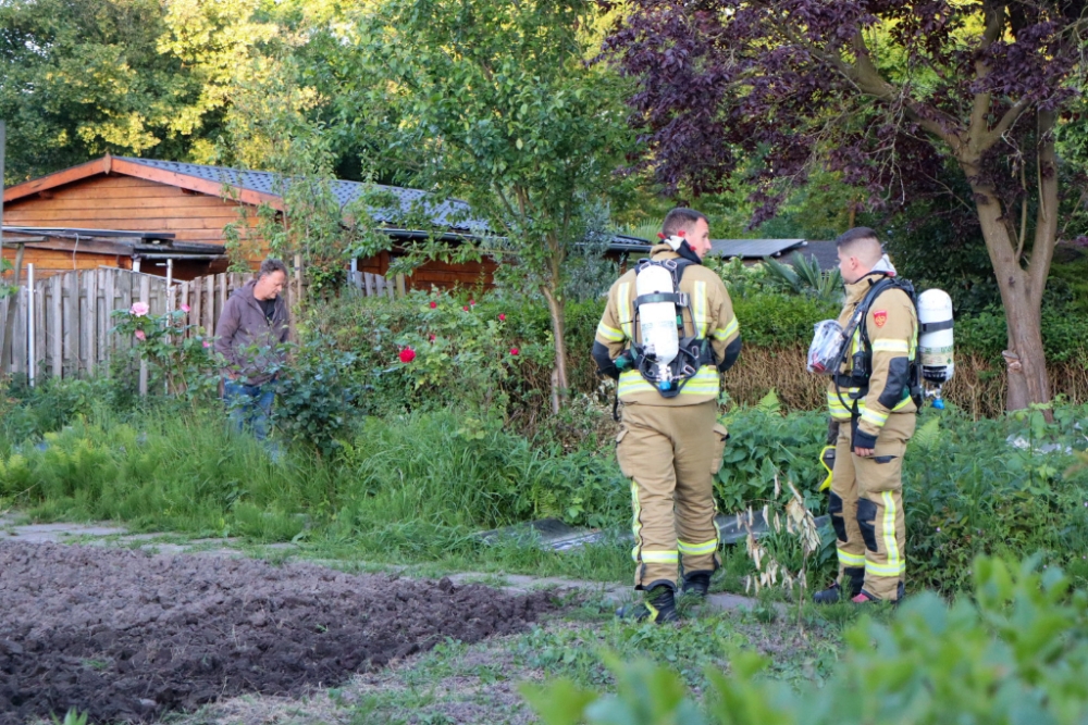 Gras in brand na barbecueën op volkstuincomplex