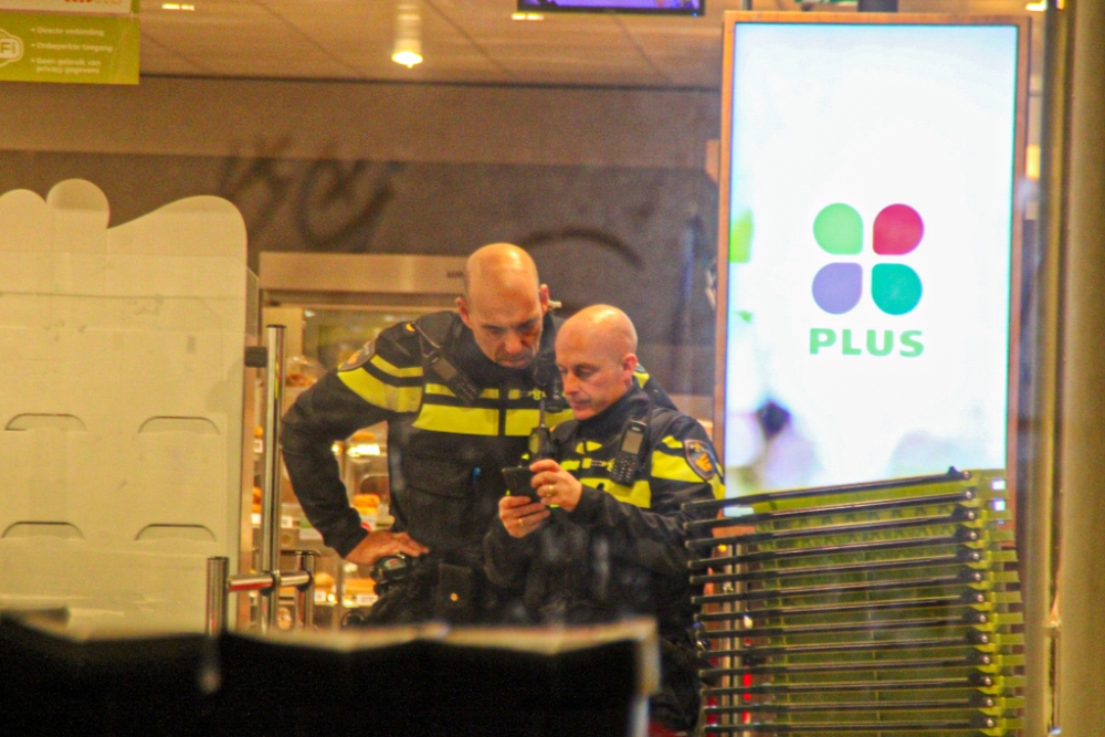 Schot gelost bij gewapende overval op Plus supermarkt Nolenslaan Schiedam