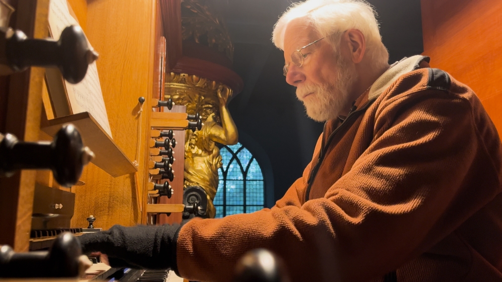 Onwerkelijk jubileum: Aad (83) geeft 2500ste lunchconcert op zijn Vlaardingse orgel