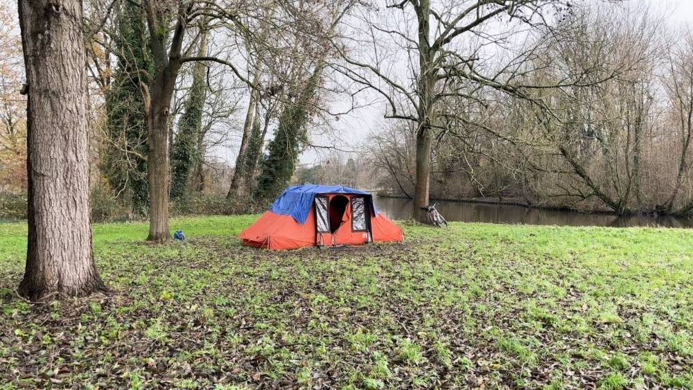 Hoe het niet beboeten van buitenslapende daklozen bijna zorgde voor legaal wildkamperen