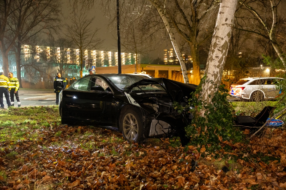 Taxi ramt boom in Holy-Zuid, bestuurder aangehouden