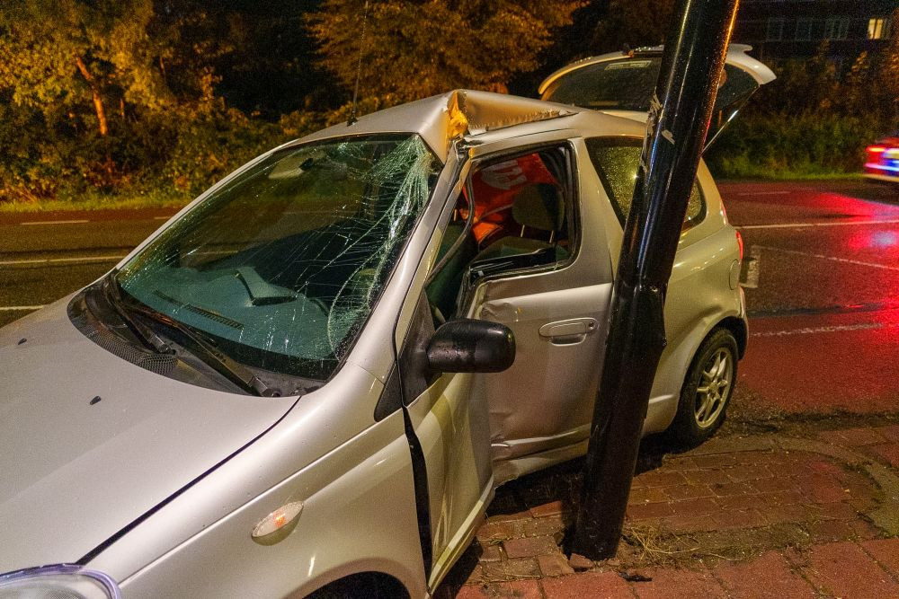 Auto raakt zwaar beschadigd bij botsing tegen lantaarnpaal
