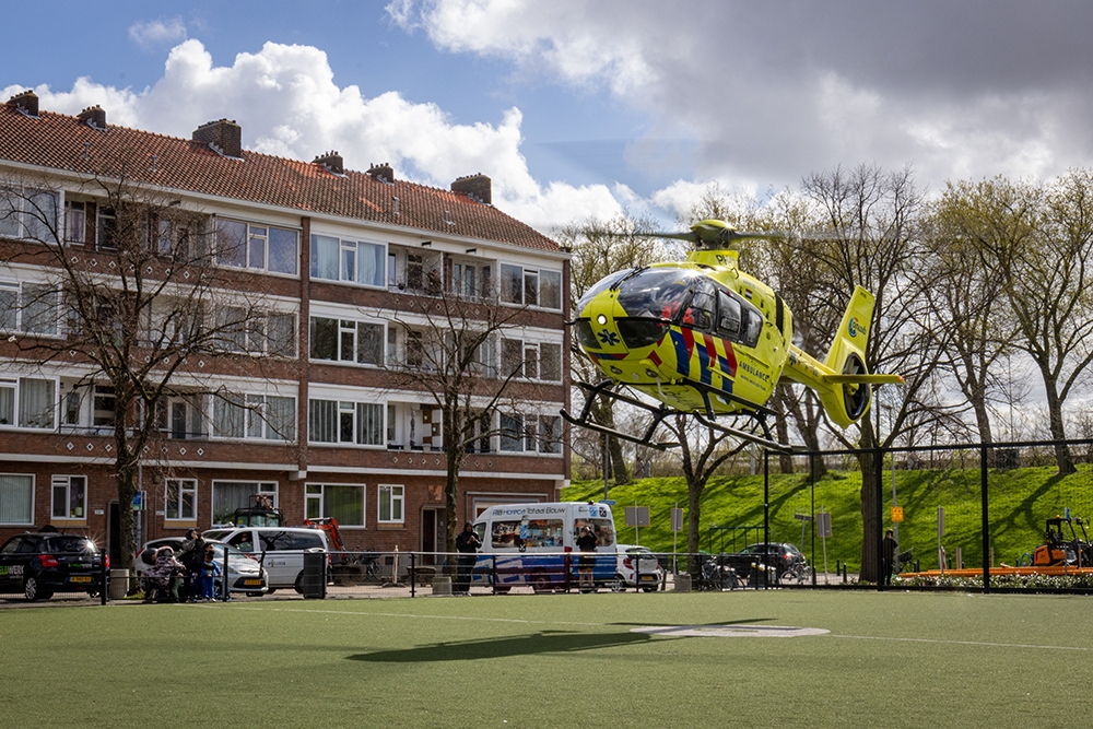 Traumahelikopter landt op voetbalveldje voor inzet in supermarkt