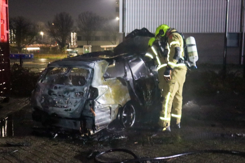 Auto brandt volledig uit op bedrijventerrein in Schiedam
