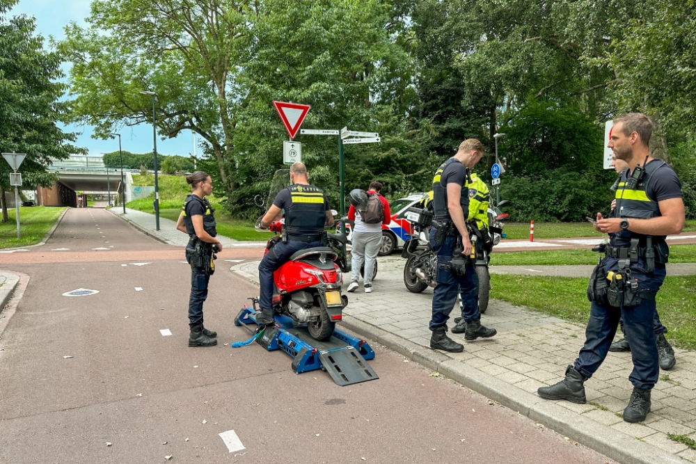 Geen ontkomen aan: politie controleert scooters op snelheid
