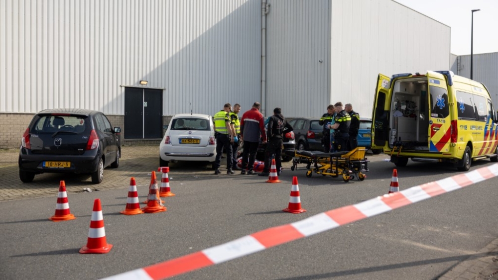 Voetganger wordt aangereden in Schiedam, bestuurder van auto rijdt weg