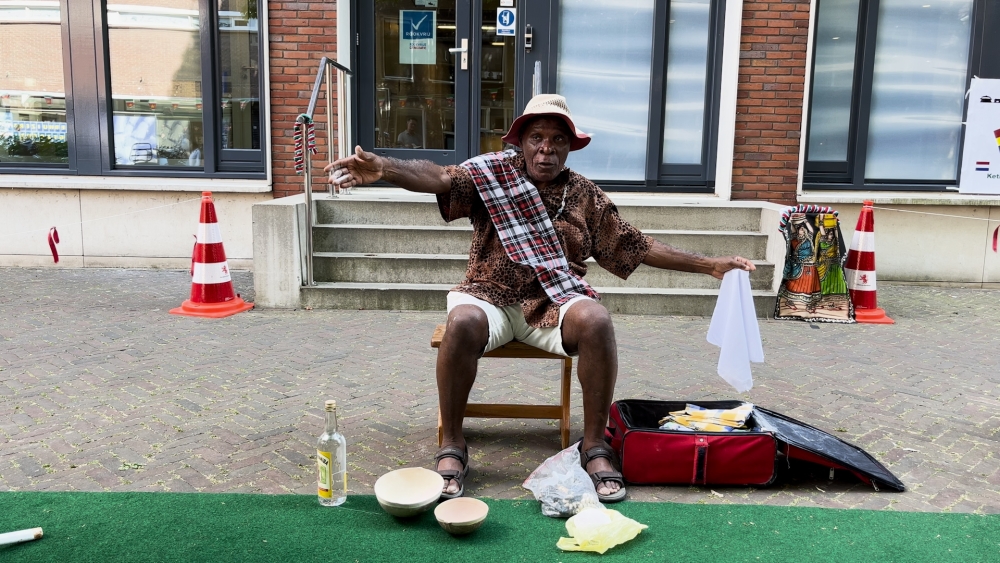 Priester opent Keti Koti in Vlaardingen met krachtig voorouderritueel