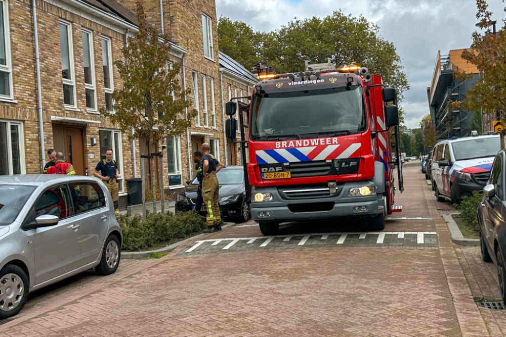 Kindje met beentje klem in stoel, hulpdiensten rukken uit