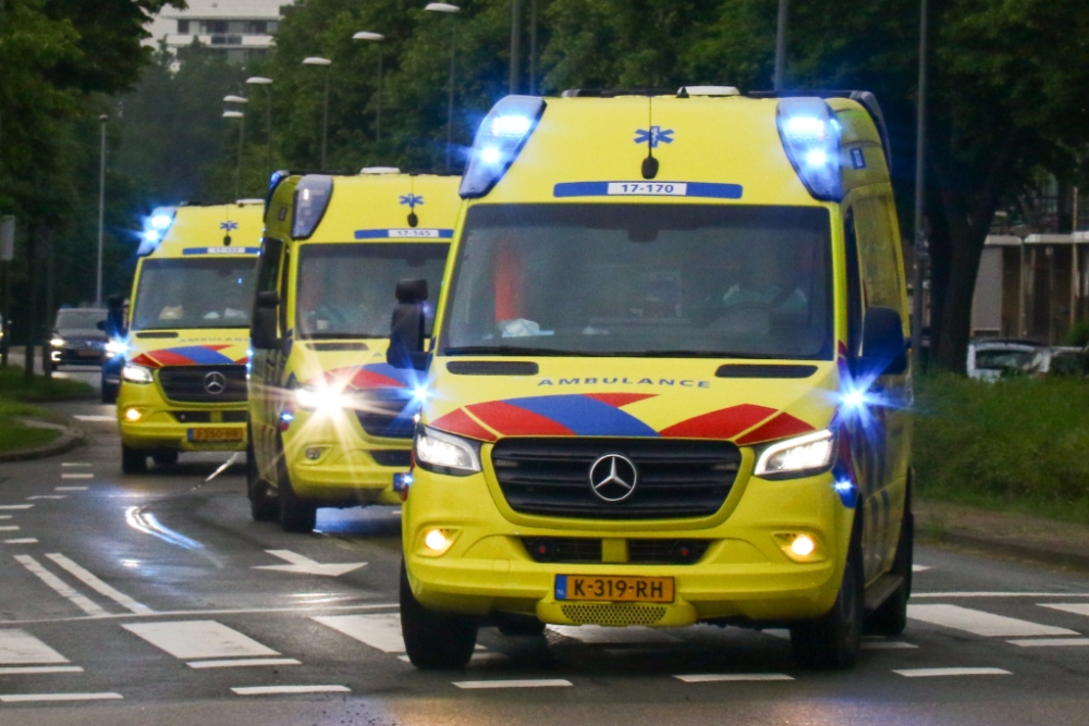 Spoedtransport met drie ambulances voor pasgeboren baby in Schiedam
