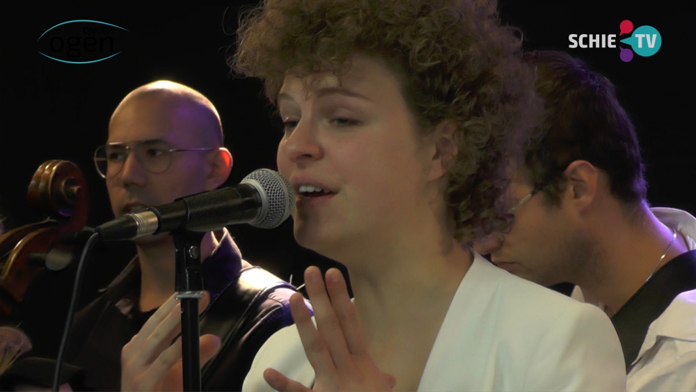 Live optreden Chris Vanson met het nummer Easily Bruised