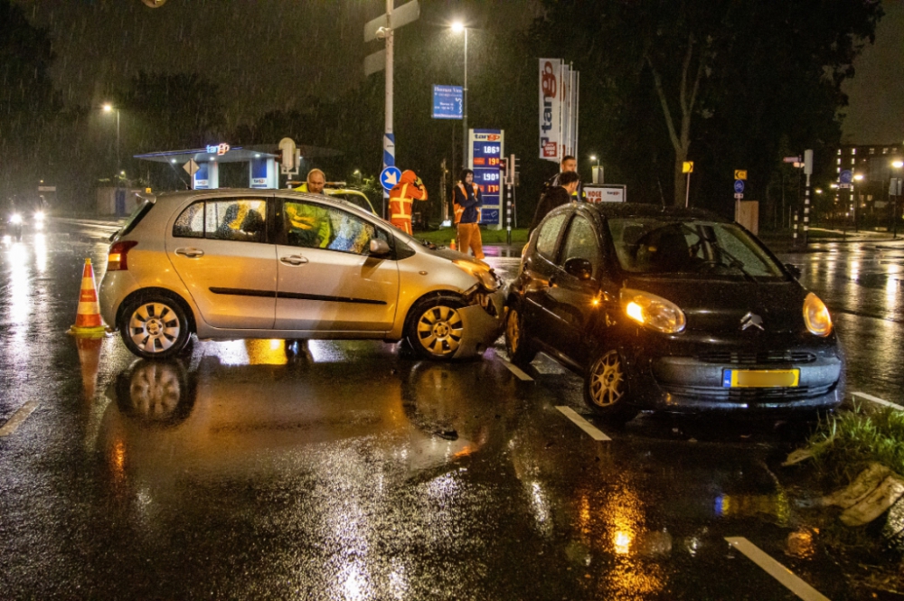 Twee auto&#039;s knallen op elkaar op de Nieuwe Damlaan