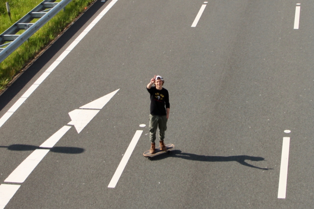 Skateboarder maakt een ritje over lege A4 na autobrand