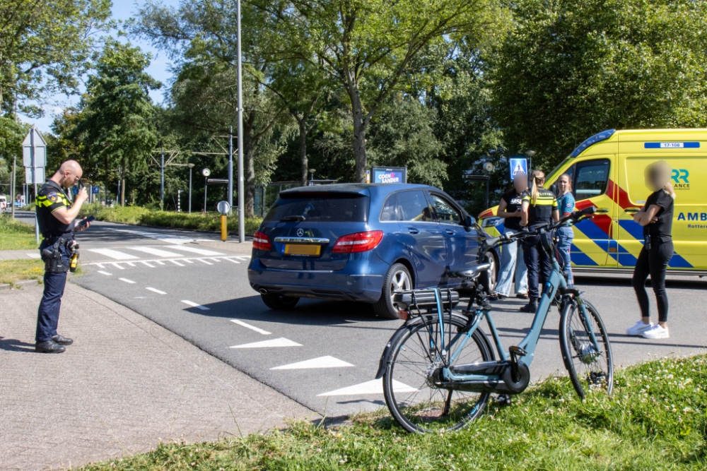 Fietster raakt gewond bij aanrijding met auto in Schiedam