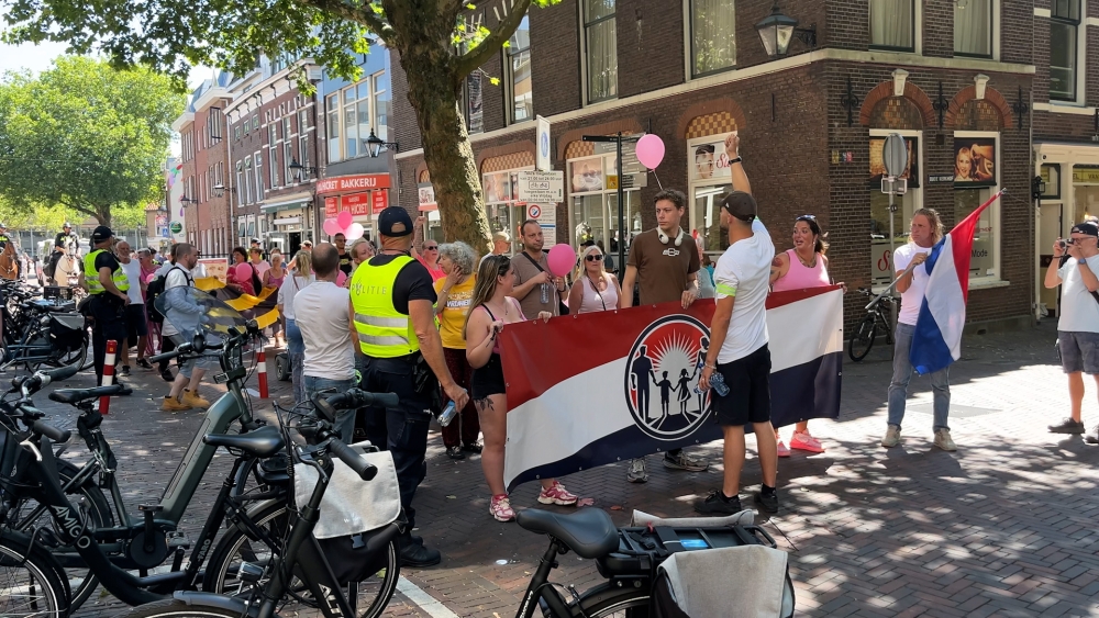 Lage opkomst bij anti-AZC-protest in Schiedam: ‘meer politie dan demonstranten’