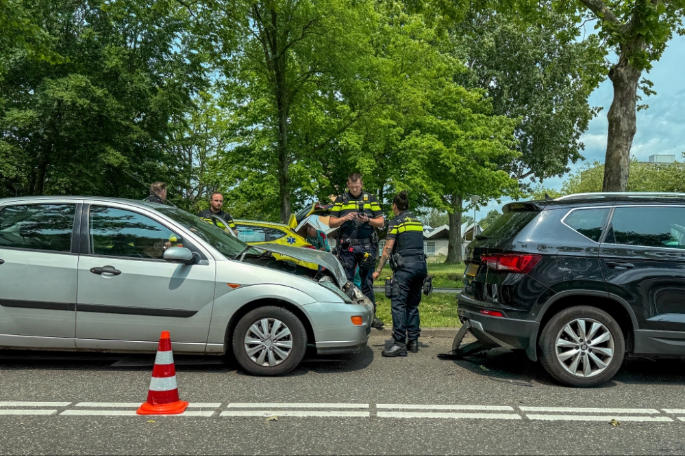 Kop-staartbotsing op Churchillweg in Schiedam zorgt voor pijnlijke nek bij bestuurder