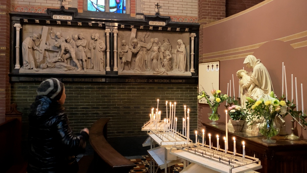 Oekraïense oorlog herdacht in Schiedamse kerken “We branden een licht kaarsje in de duisternis”