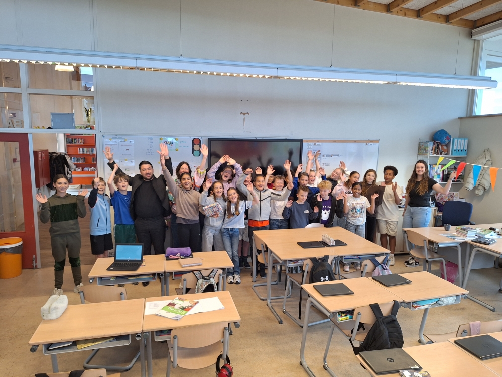 Verrassingsbezoek op basisschool De Vlinder voor voorleeskampioen Jayshri