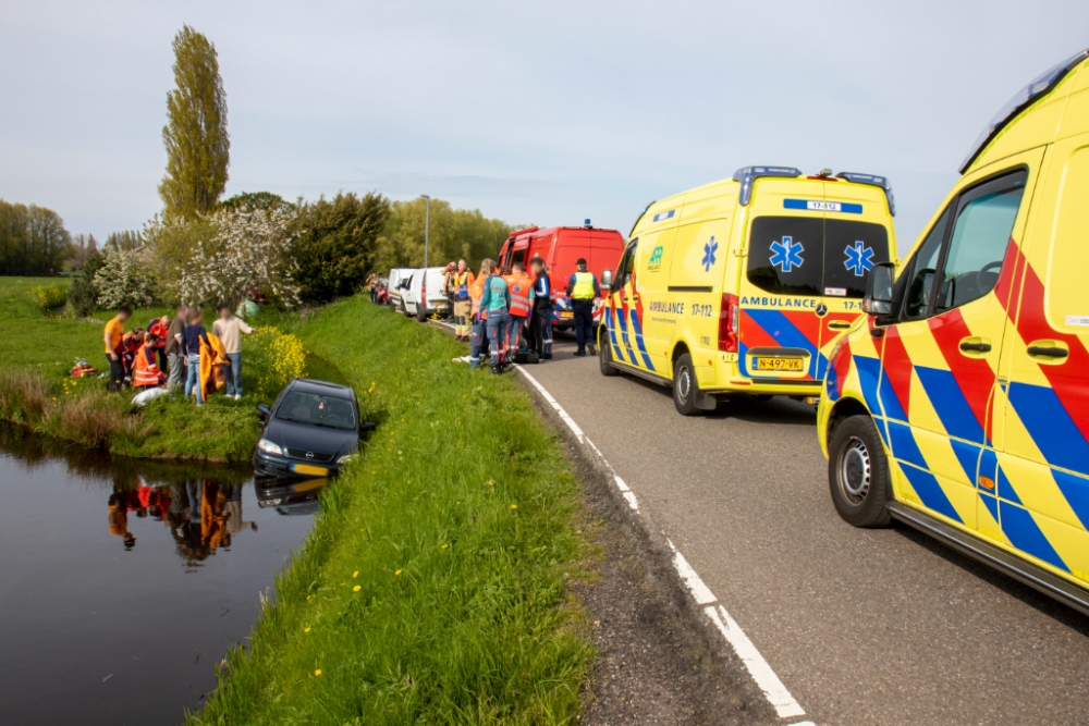 Auto te water op de Kandelaarweg; man naar het ziekenhuis vervoerd