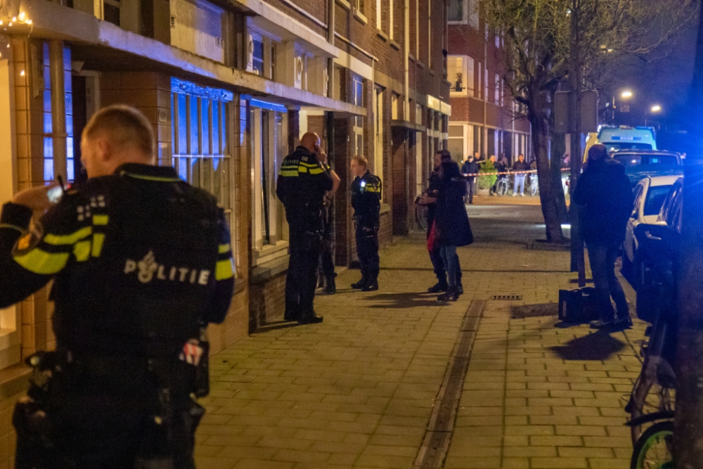 Man ligt doorzeefd met kogels in tuin na ruzie om spijkerbroek en ketting