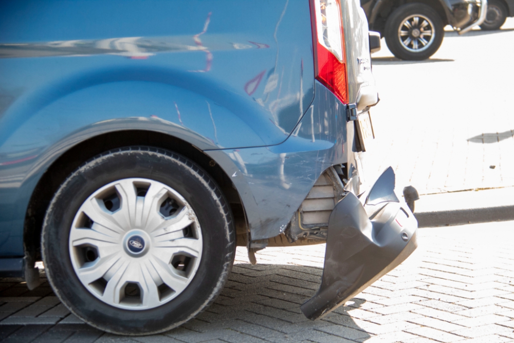 Scooterrijder gewond na aanrijding met auto op Kommiezenlaan