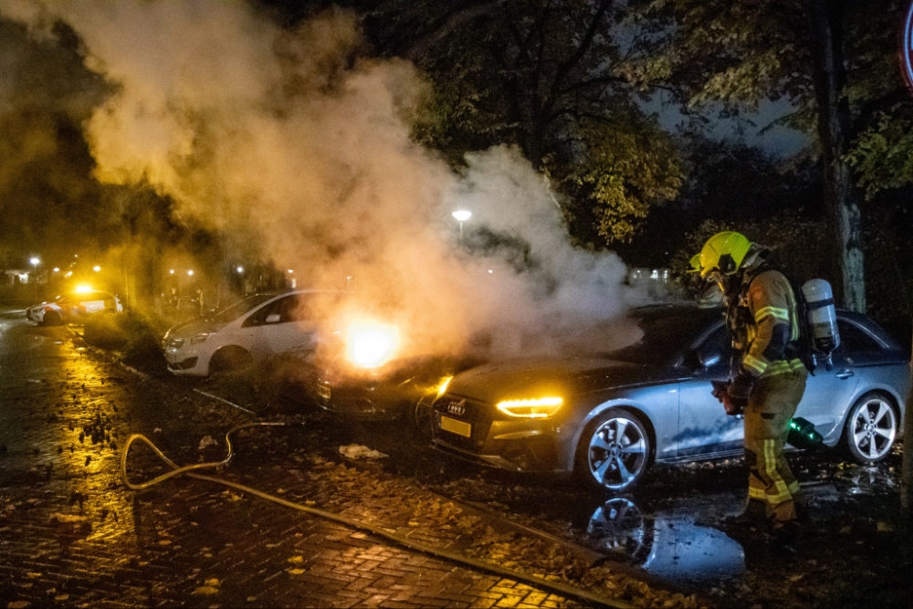 Twee auto&#039;s total loss door brand in Schiedam-West