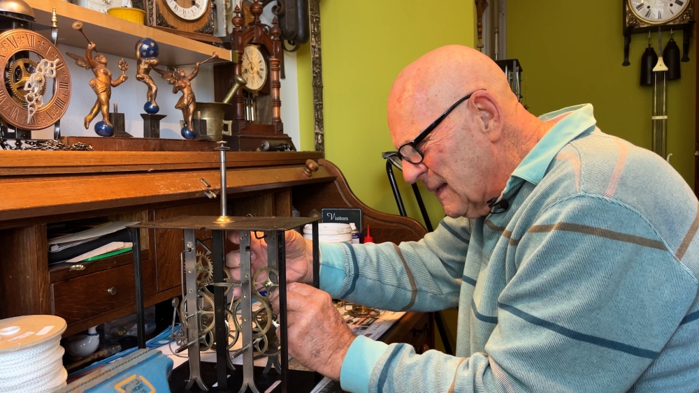 Henk (78) repareert al vijftig jaar klokken, verkoopt ze nu voor goed doel