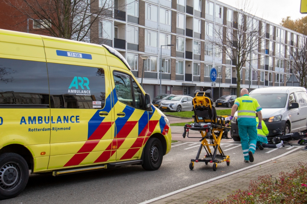 Brommerrijdster naar ziekenhuis na aanrijding met auto op de Burgemeester van Haarenlaan