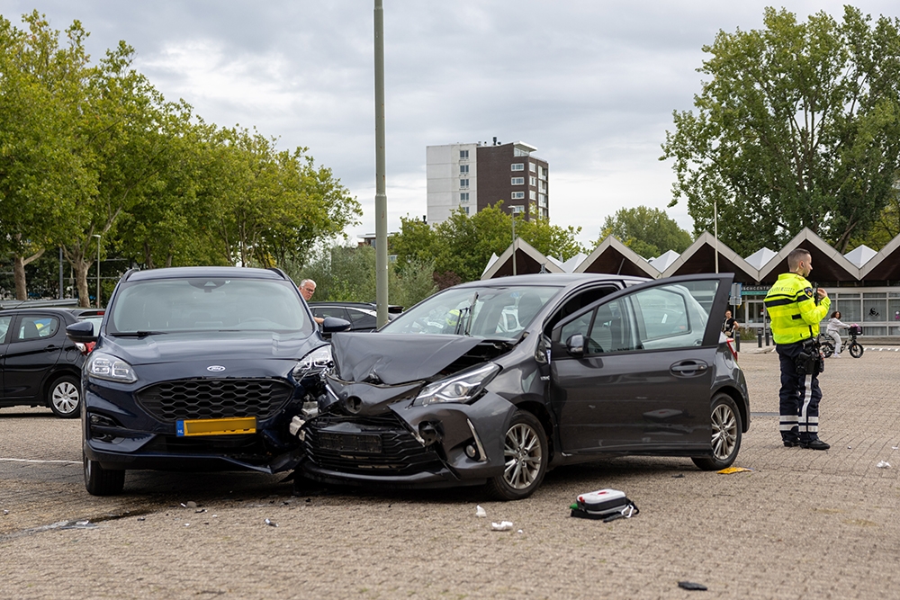 Automobilist rijdt vier geparkeerde auto's aan: rijbewijs ingevorderd