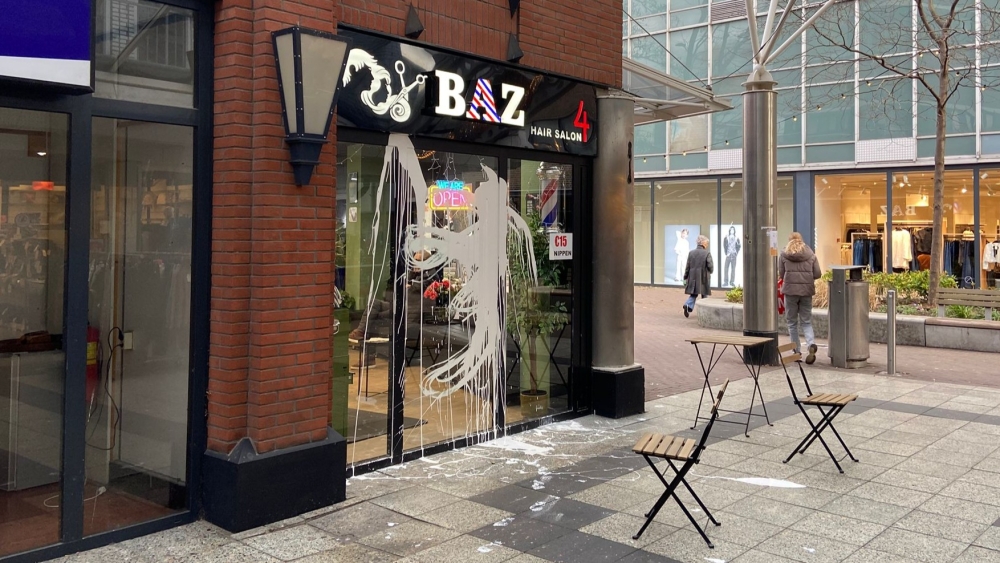 Kapperszaak ‘Baz’ in Vlaardingen opnieuw besmeurd met witte verf: ‘Het is vreselijk’