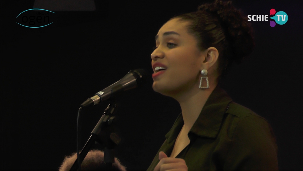 Live optreden Bernadette met het nummer Raggamuffin