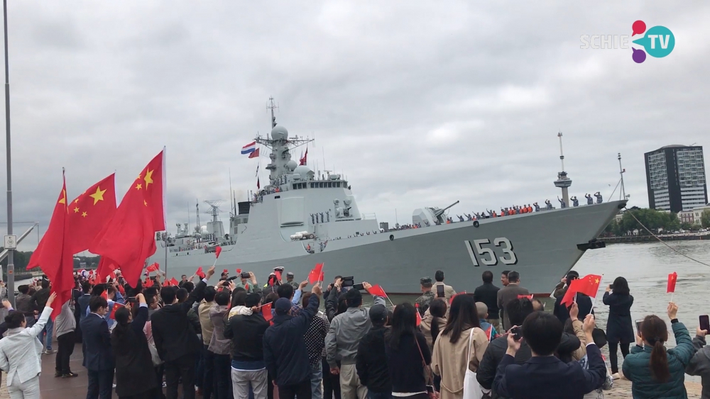 Chinees marineschip vaart langs Vlaardingen en Schiedam