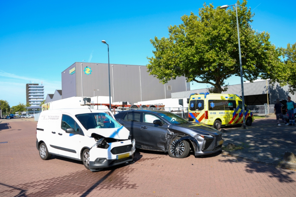 Personenauto en busje botsen op elkaar in Schiedams industriegebied