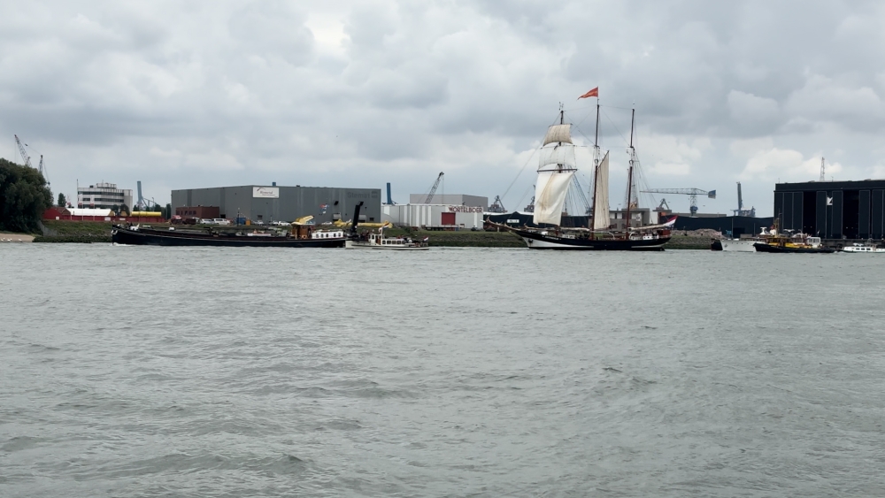 Schiedamse scheepsliefhebbers staan in de regen voor ‘de Oosterschelde’