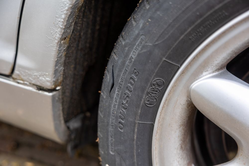 Alle banden van Poolse auto lekgeprikt in Vlaardingen