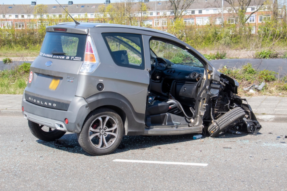 45km wagen raakt stoep, vliegt door de lucht en belandt op zijn dak