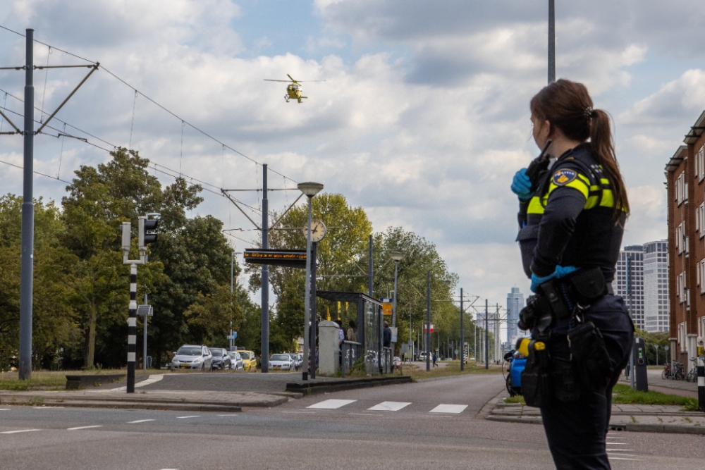 Traumahelikopter landt op dijk voor medische noodsituatie