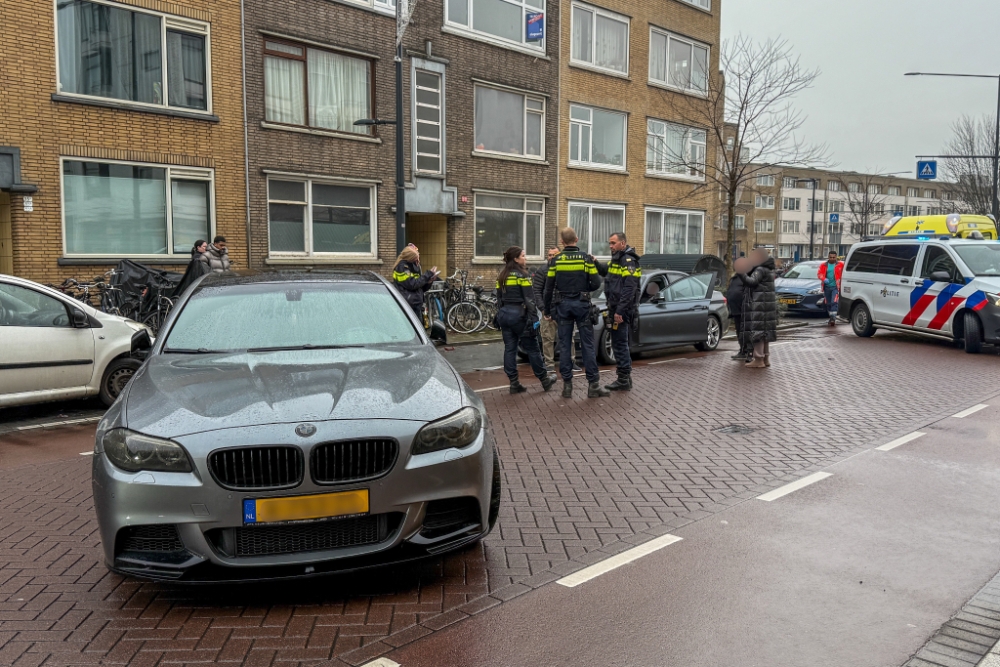 Geparkeerde auto komt midden op rijbaan terecht door aanrijding