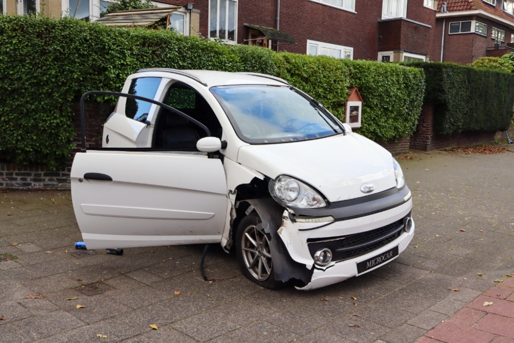 Bestuurder onder invloed botst met wagentje op geparkeerde auto