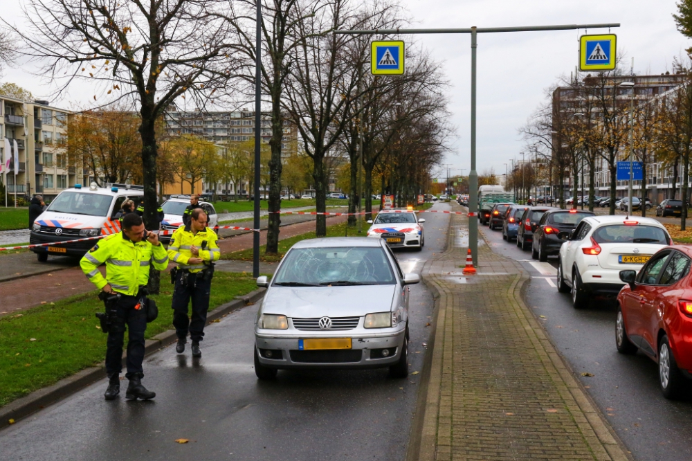 Vrouw geschept op zebrapad aan de Burg. van Haarenlaan