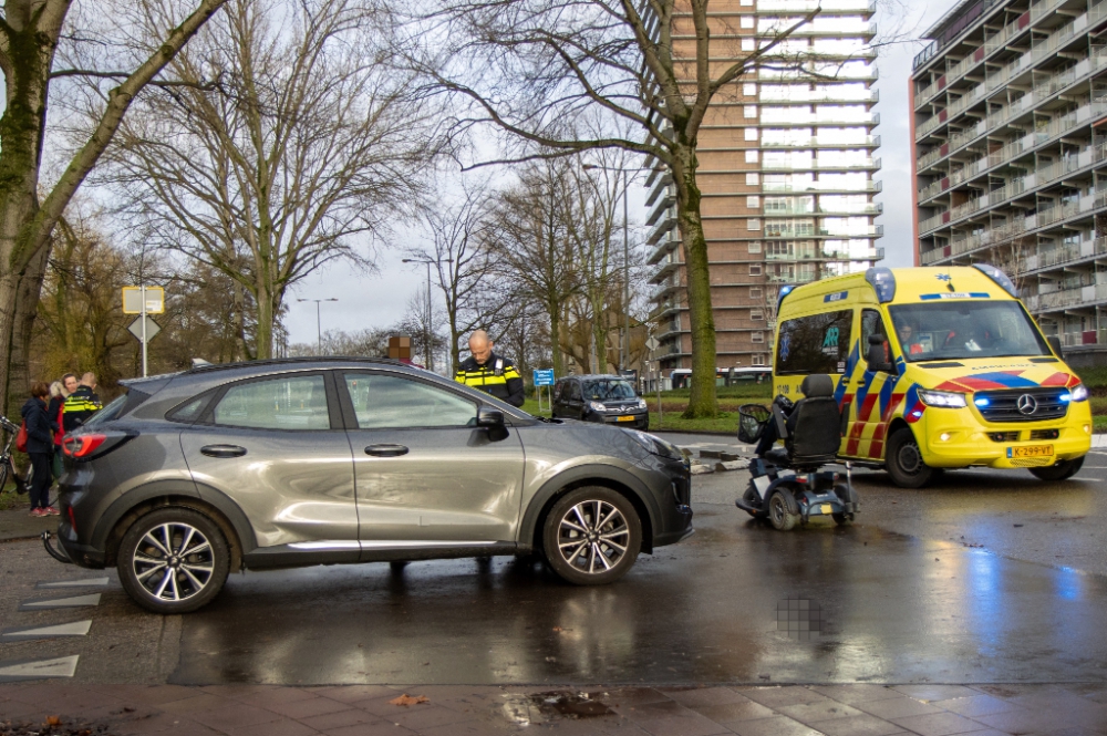 Scootmobiel aangereden, bestuurder gewond