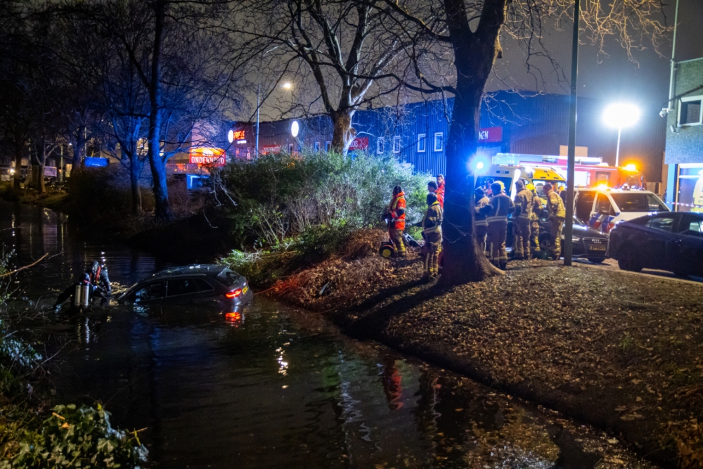 Auto vliegt uit de bocht en belandt in het water: vier slachtoffers