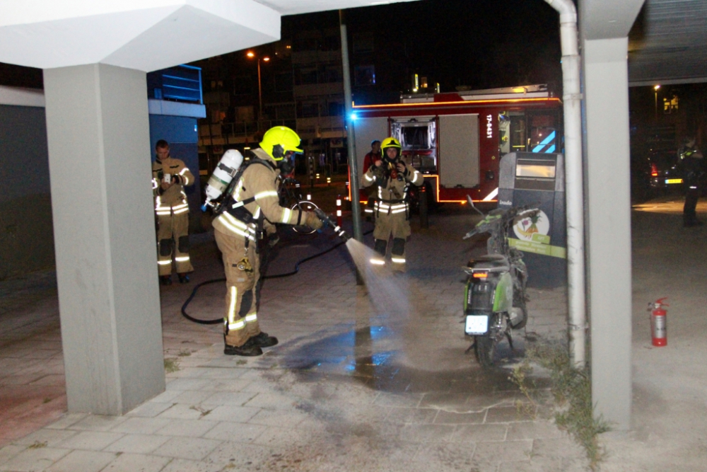 Deelscooter in brand gestoken in Woudhoek