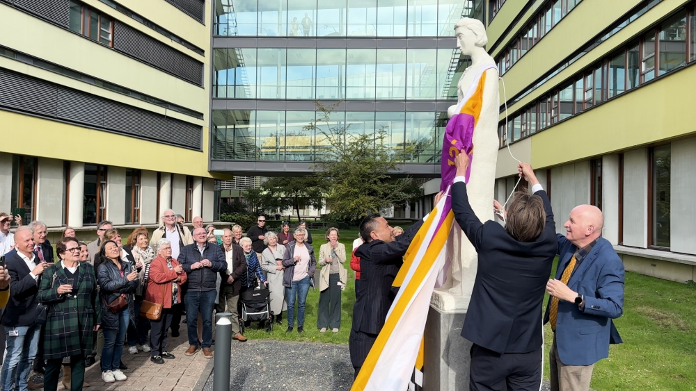 Liduina 'thuis' in Schiedam: beeld feestelijk onthuld in tuin ziekenhuis