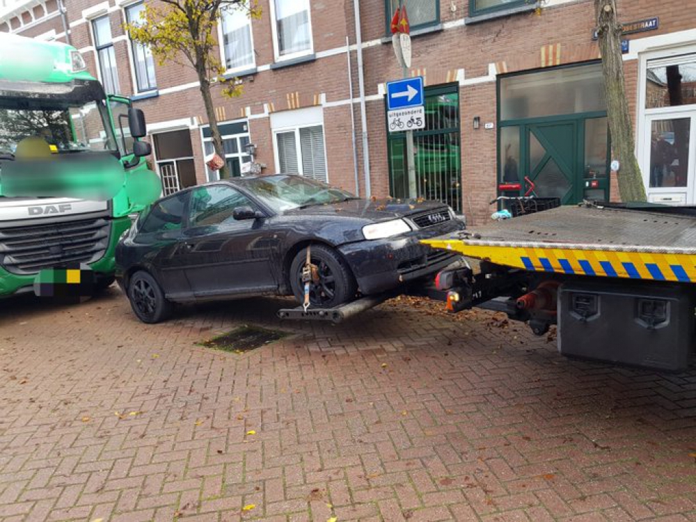 Handhaving laat auto wegslepen; stond in de weg voor vrachtwagen