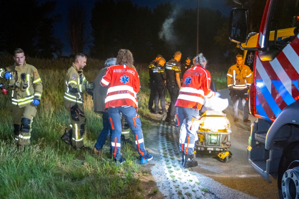 Auto belandt in sloot op beruchte weg, bestuurder ernstig gewond