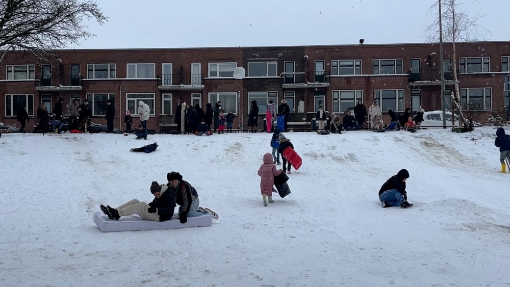 Van matras tot zonnescherm: alles kan een slee zijn in Schiedam