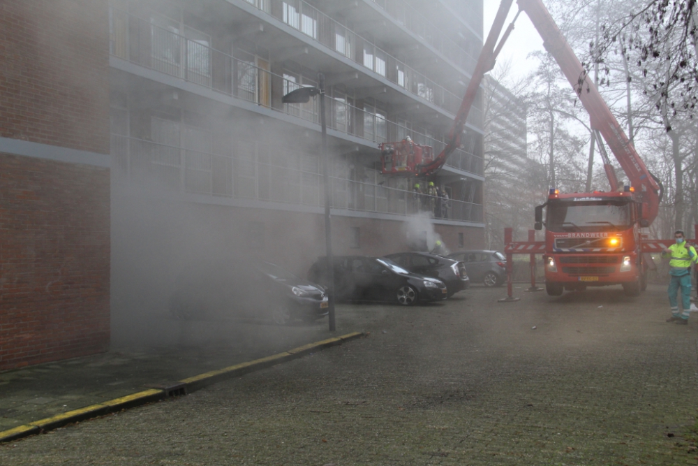 Grote brand in kelder flatgebouw Vlaardingen, net over de grens met Schiedam